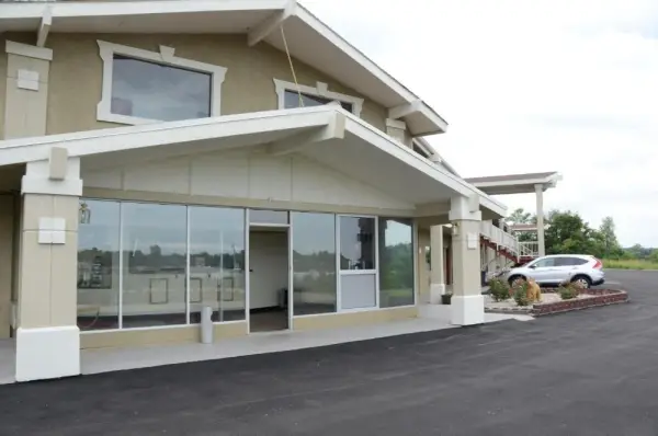 Big Spring Inn Madisonville 9