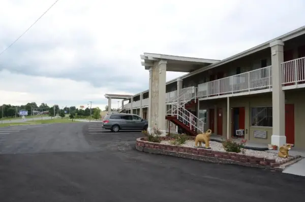 Big Spring Inn Madisonville 8