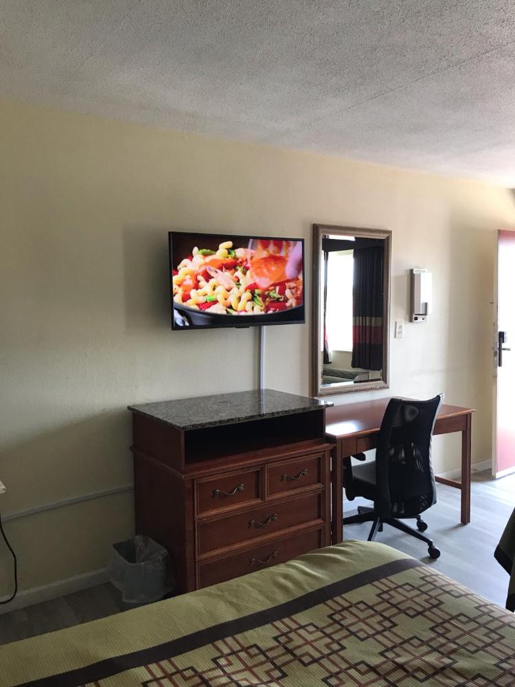 Standard King Room at Big Spring Inn Madisonville, photo 2