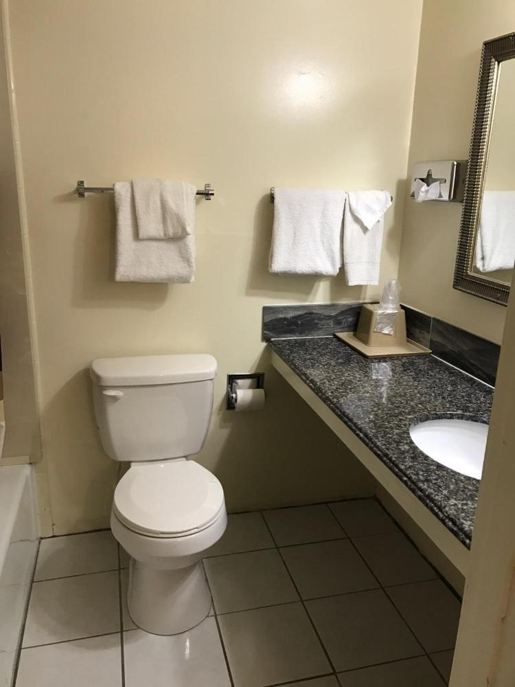 Standard King Room at Big Spring Inn Madisonville, photo 3